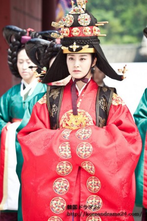 キムテヒ主演ドラマ！韓国ドラマ チャンオクチョン愛に生きる19話スチール映像！大礼服を着ていよいよ中殿の席に上がるチャンオクチョン（キムテヒ）の中殿即位式現場写真が公開された。