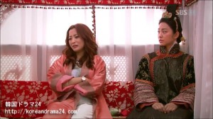 韓国ドラマ シンイ-信義-あらすじ3話中、ケソン（開城）に向かう馬車の中のユ・ウンス（キム・ヒソン）、ノグク公主（パク・セヨン）動画キャプチャ