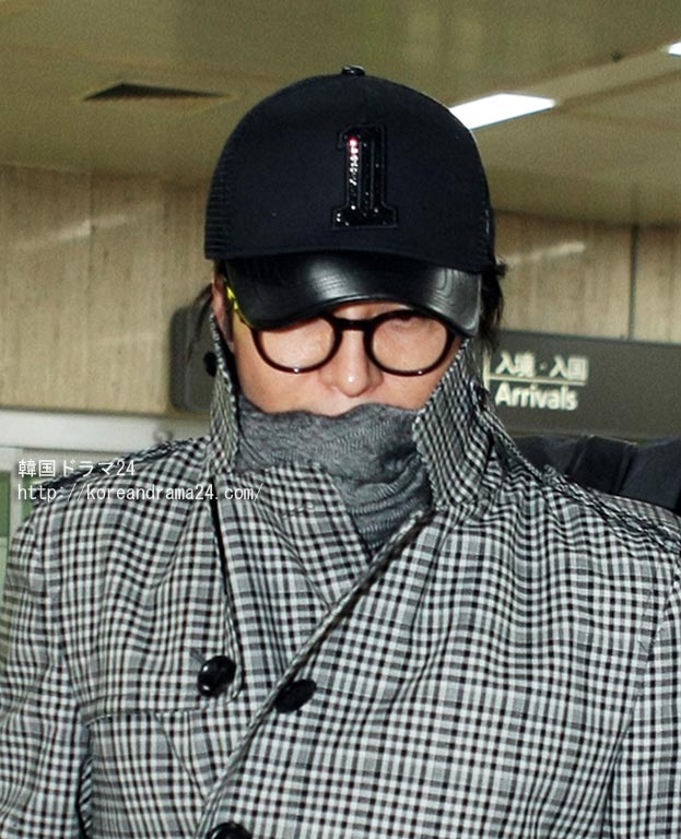 韓流俳優 ペ・ヨンジュン 黒のカップル帽子をかぶって羽田空港で帰国